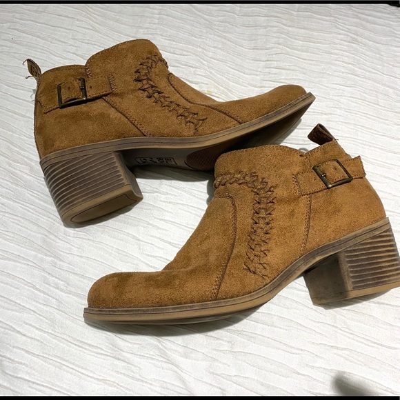 Billabong Shoes - Billabong Women's Take A Walk Boots size 7.5